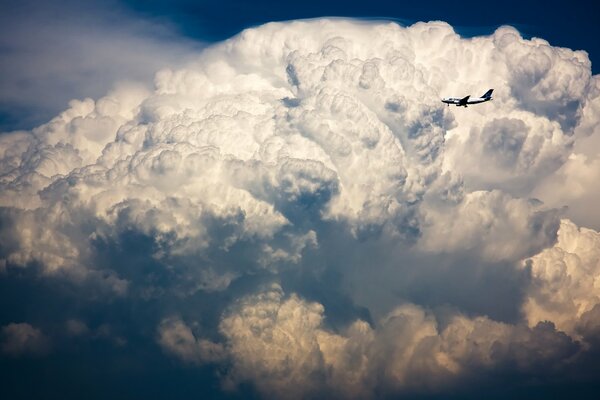 Flugzeug fliegt durch Gewitterwolken