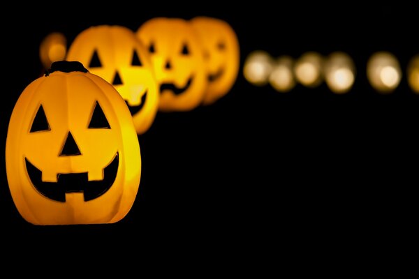 Calabazas de Halloween sobre fondo negro