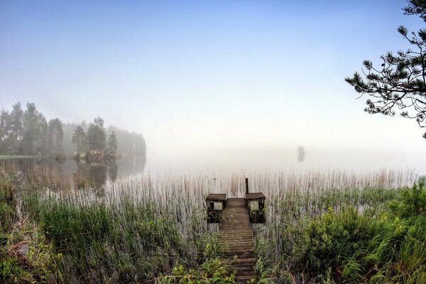 Ponte sul lago nella nebbia