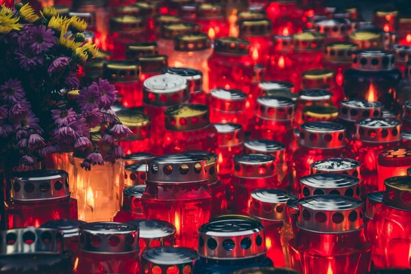 Rote und orangefarbene Kerzen stehen auf der Oberfläche