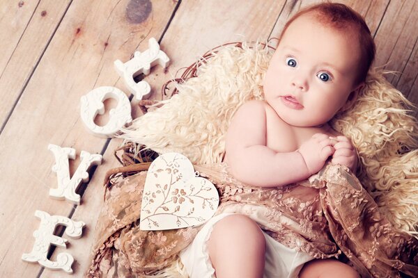 Enfant heureux avec les yeux bleus