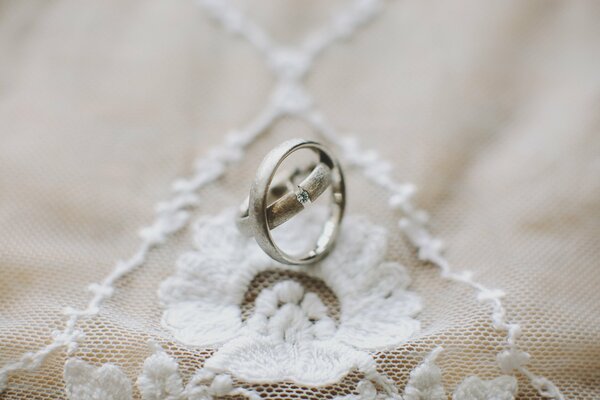 Anillos de plata de compromiso para la boda