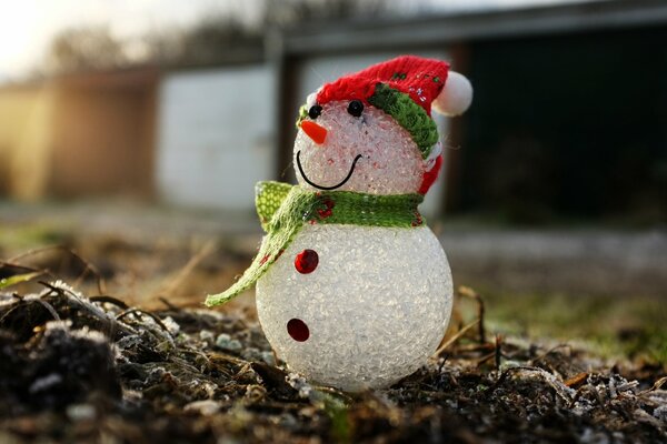 Festlicher Schneemann mit roter Kappe