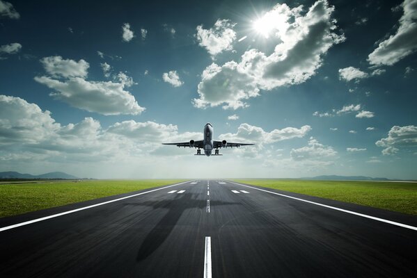 Das startende Flugzeug hinterlässt einen Schatten auf der Strecke