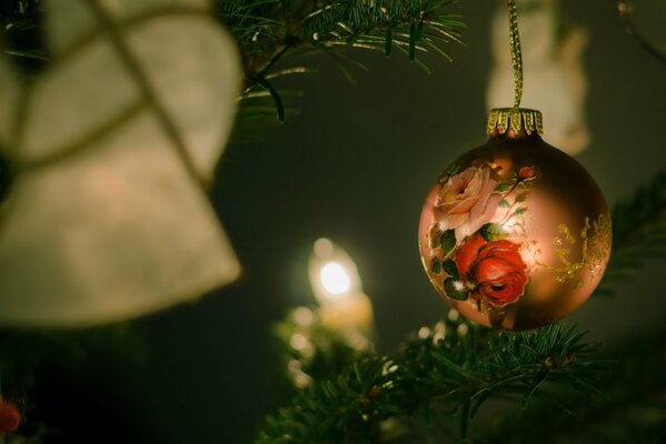 Weihnachtskugel auf dem Hintergrund einer brennenden Girlande