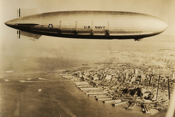 Foto antigua de un dirigible en los Estados Unidos