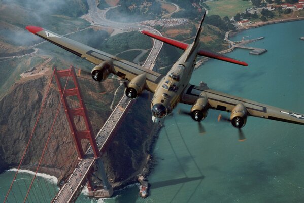 Avión volando sobre la puerta de oro