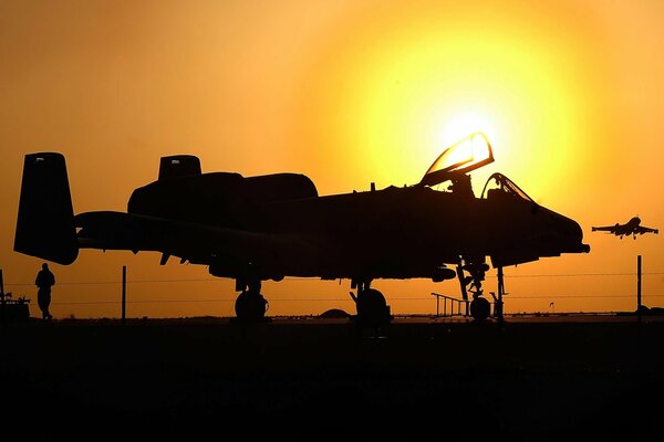 Flugzeug, das sich auf den Start bei Sonnenuntergang vorbereitet