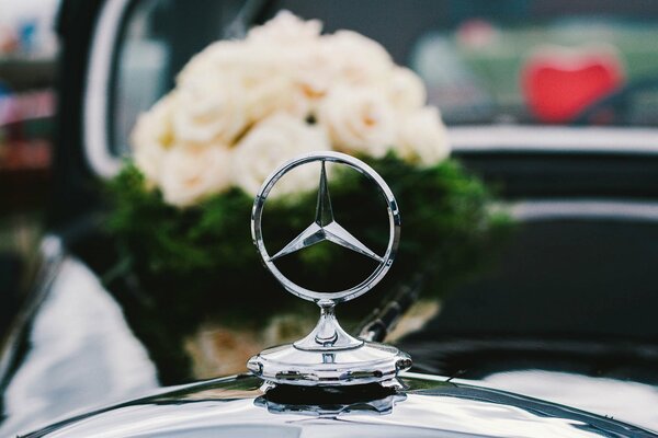 Mercedes-Hochzeitsauto und Blumenstrauß