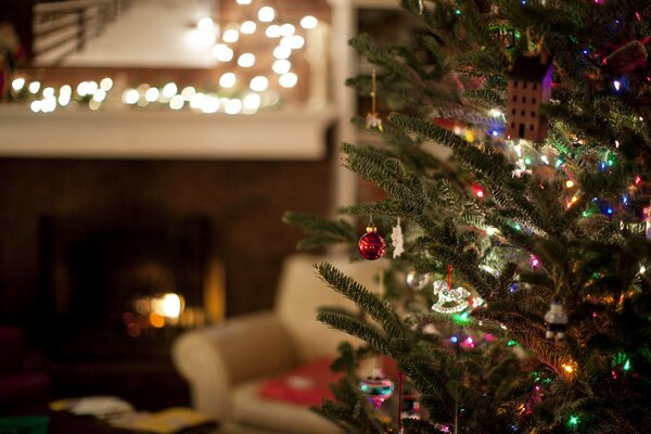 Albero di Natale con decorazioni e ghirlanda