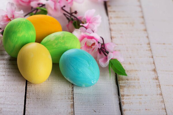 Oeufs de Pâques colorés lumineux