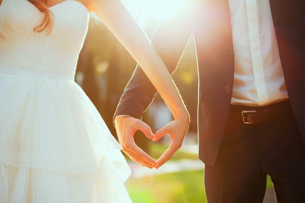 Fotografia ślubna nowożeńcy pokazują serce