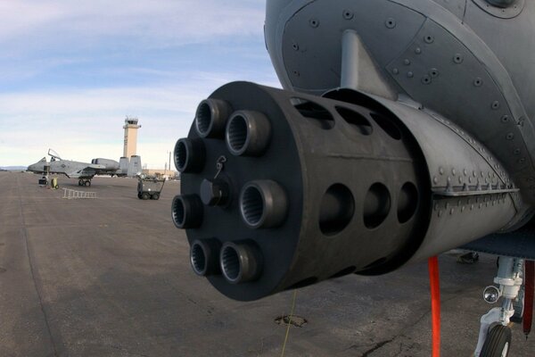 Ametralladora montada en un avión militar