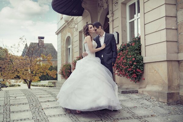 Photo de mariage de jeunes mariés sur le trottoir