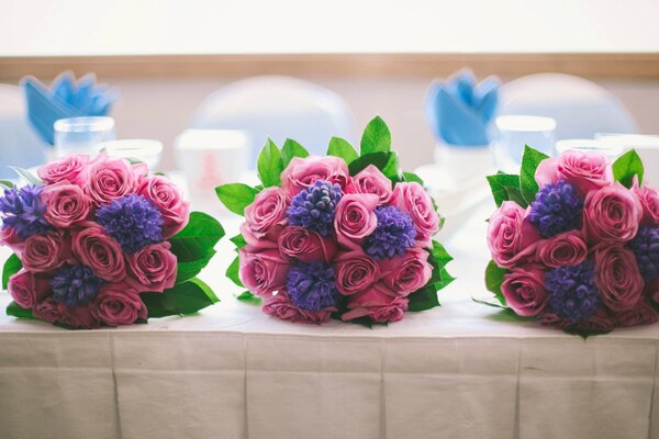 Trois bouquets de mariage sur la table