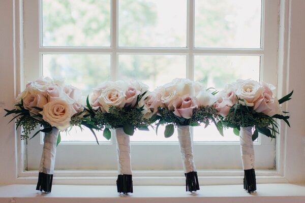 Quatre bouquets de mariage de roses