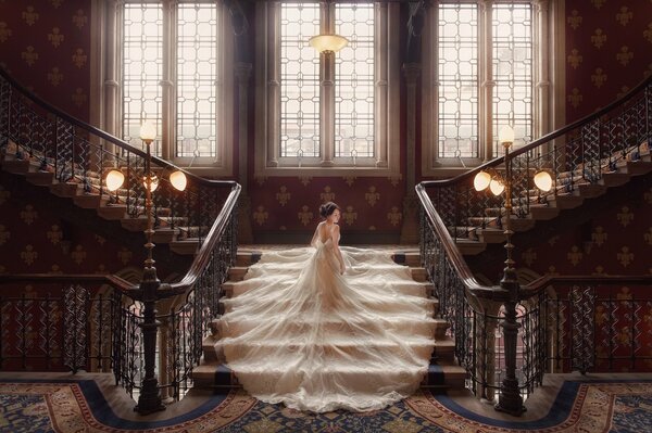 Novia con vestido de novia en las escaleras