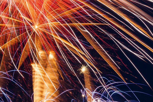 Feuerwerk Lichter und Feuerwerk auf dunklem Hintergrund