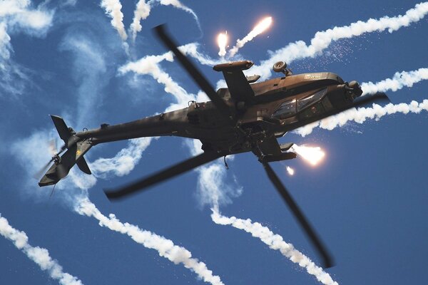 L hélicoptère d attaque Apache libère des pièges thermiques