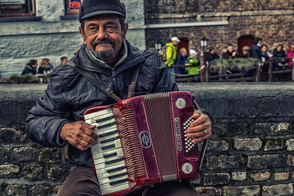 Ein älterer Mann spielt eine rote Mundharmonika