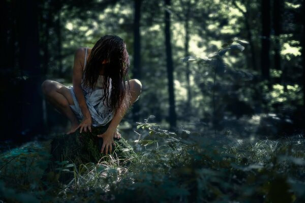 Fantasmagorique fille de la forêt assis sur la souche de l image pour Halloween