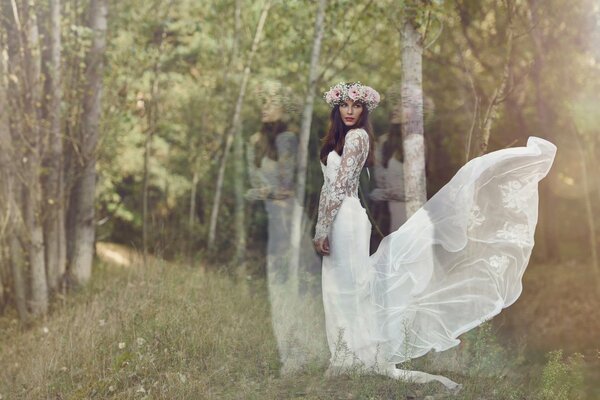 La novia en una corona en el fondo de la naturaleza