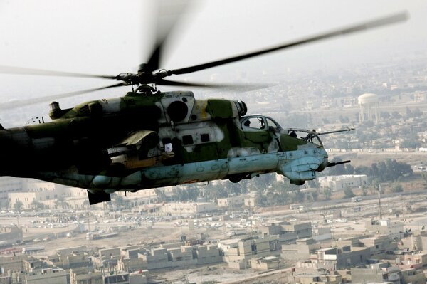 Hélicoptère mi - 24 vole sur le fond de la ville