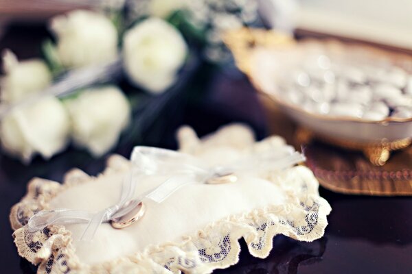 Anillos de boda en la almohada