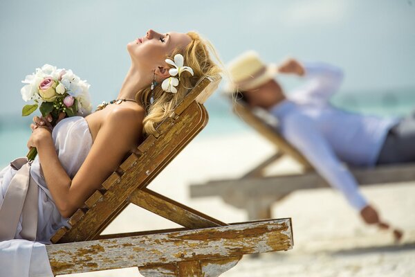 Vacances tropicales de la mariée et le marié sur la plage