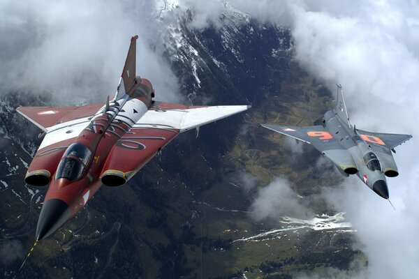 Zerstörer fliegen hoch über dem Boden