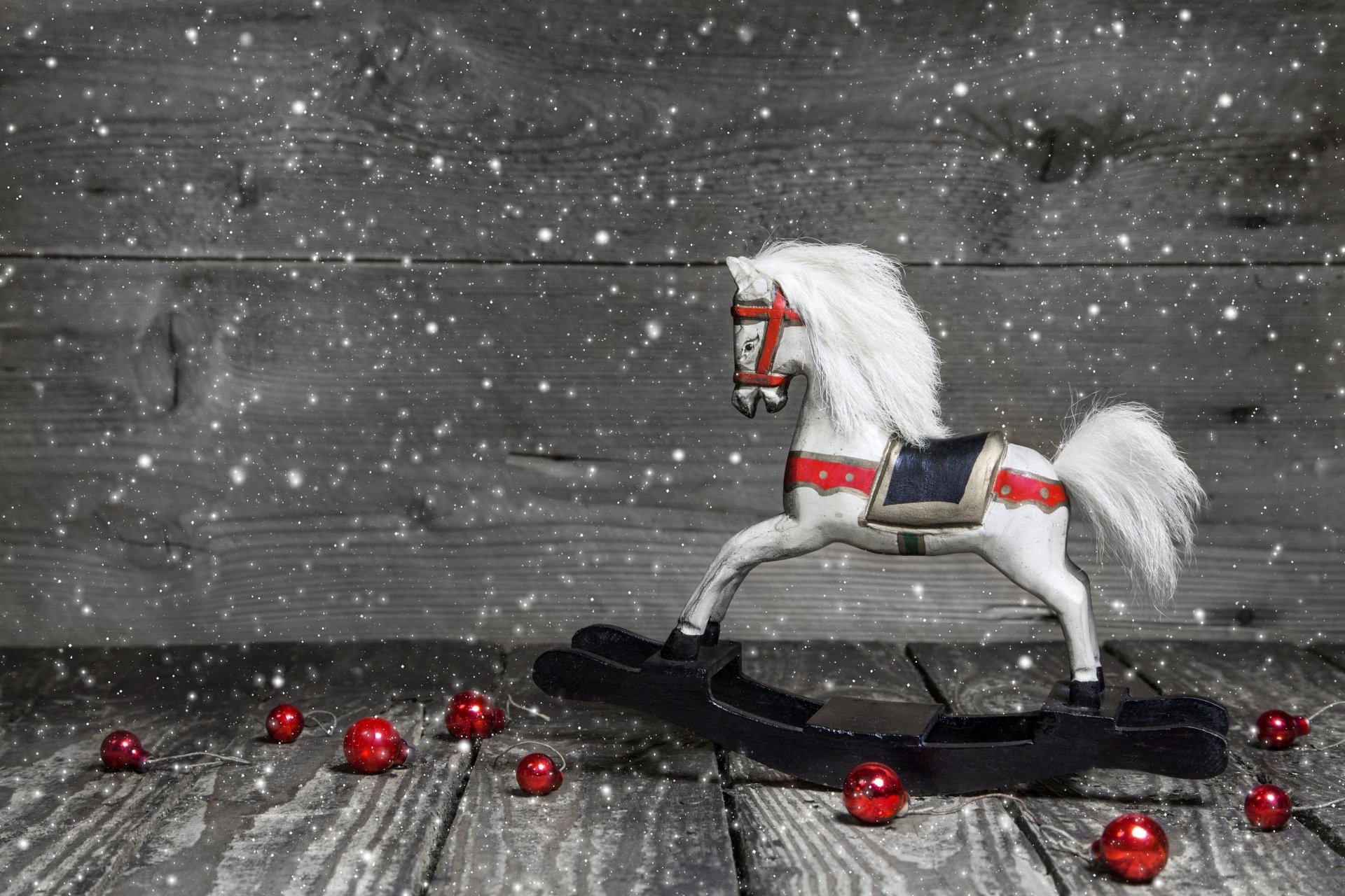 nuevo año blanco caballo mecedora juguetes bolas humor caballo piso fondo madera madera