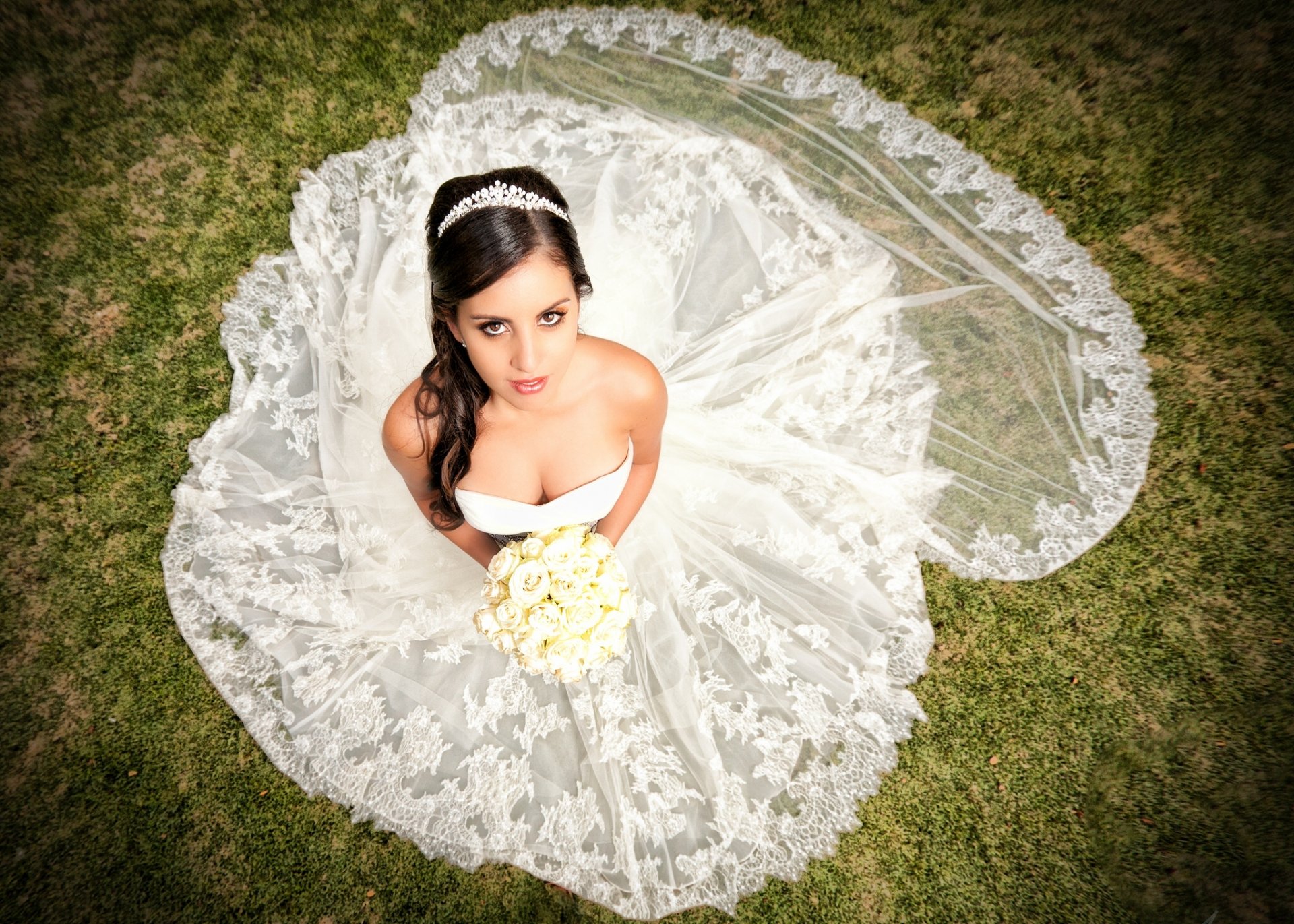 boda novia niña vestido escote ramo flores tiara mirada