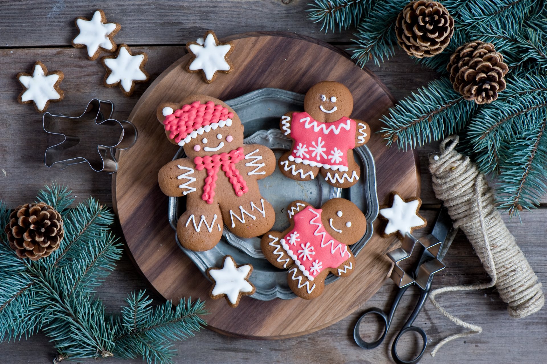 cookies baking gingerbread men figures dessert sweets food dish branches spruce cone winter holidays new year christma