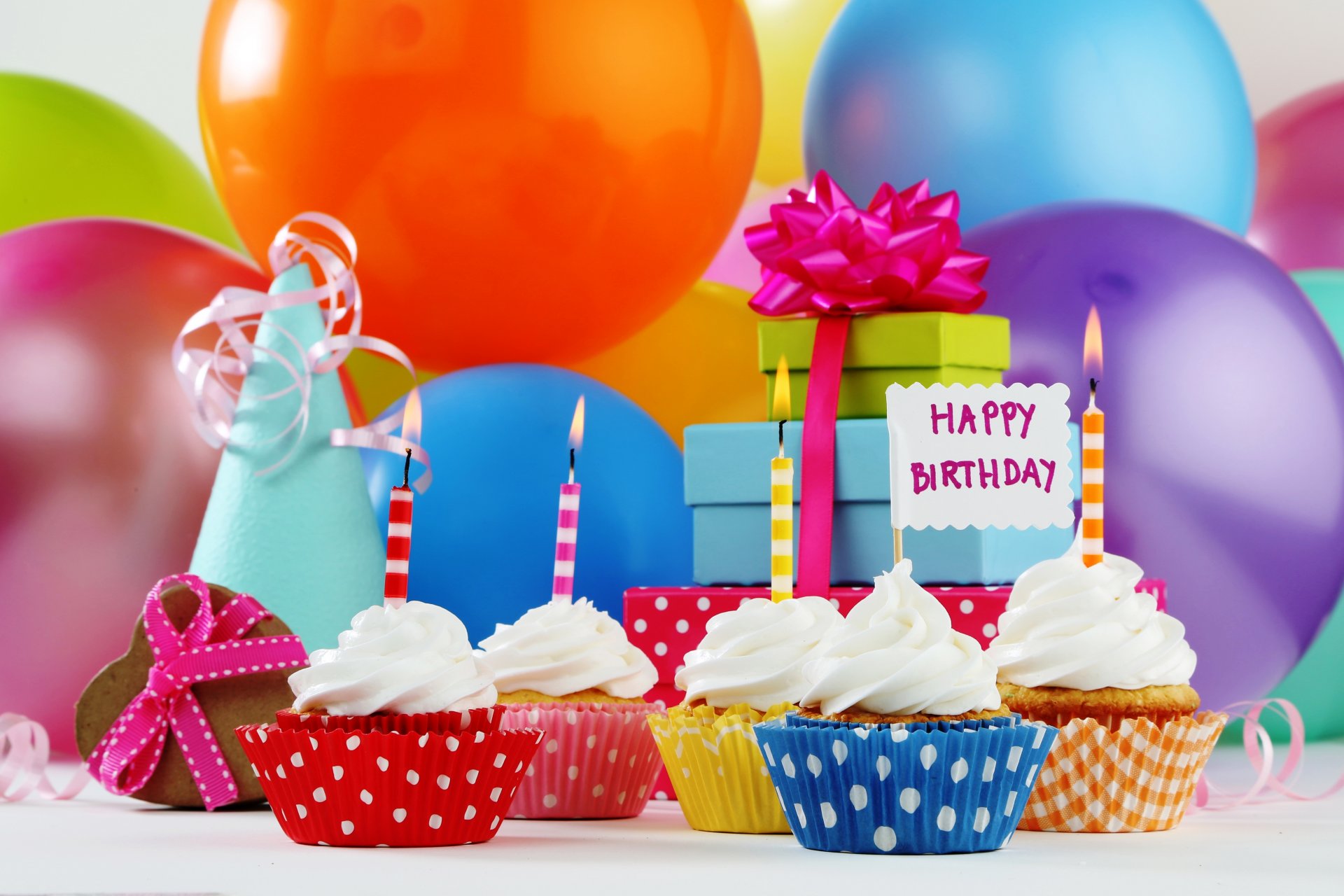 buon compleanno cupcake compleanno palloncini candele cupcakes regali