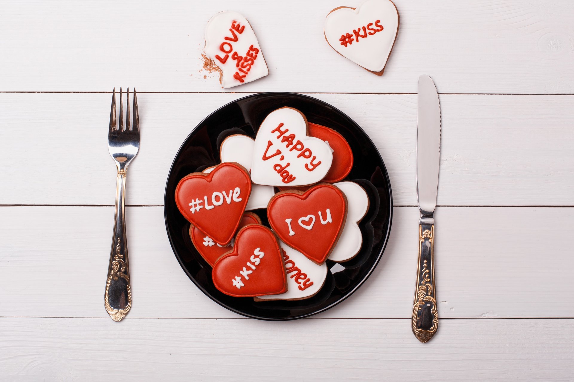 coeurs assiette fourchette couteau table tags saint valentin 14 février jour de tous les amoureux dîner petit déjeuner