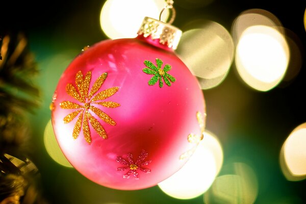 Hermoso árbol de Navidad de color rosa con flores de lentejuelas amarillas, rojas y verdes