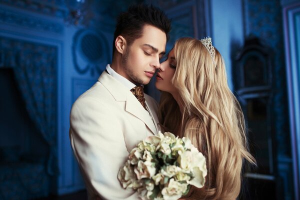 Câlins tendres de la mariée et le marié