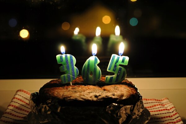 Pastel de cumpleaños con velas reflejadas en el espejo