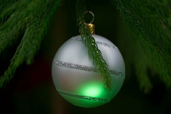Juguete de Navidad de plata en el fondo del árbol de Navidad