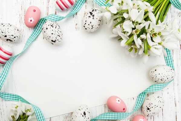 Naturaleza muerta de Pascua con cinta y flores