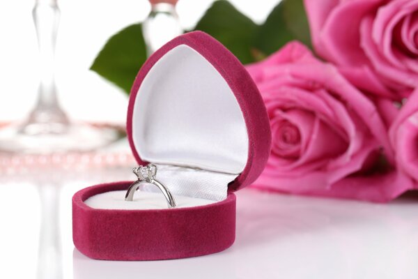 Ring in einer rosa Samtbox. Rosa Rosen. Liebe