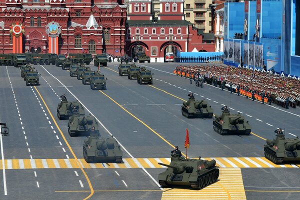 El desfile de Moscú es un evento verdaderamente brillante y significativo. Tanques y vehículos militares alineados, soldados marchando