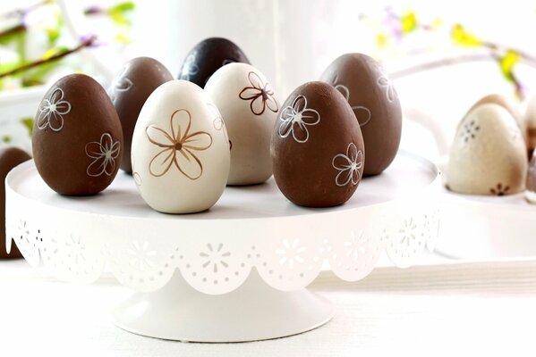 Huevos de Pascua de chocolate blanco y negro