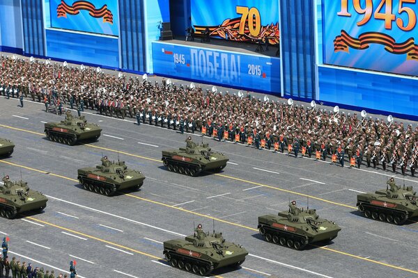 I carri armati cavalcano la Piazza Rossa il giorno della vittoria