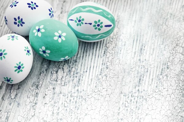 Huevos pintados azul-blanco-verde en la mesa