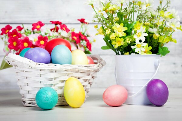 Uova e fiori di Pasqua colorati