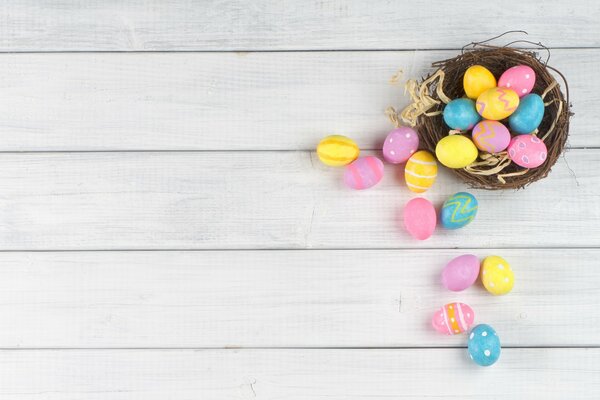 Huevos multicolores para la Pascua en una canasta