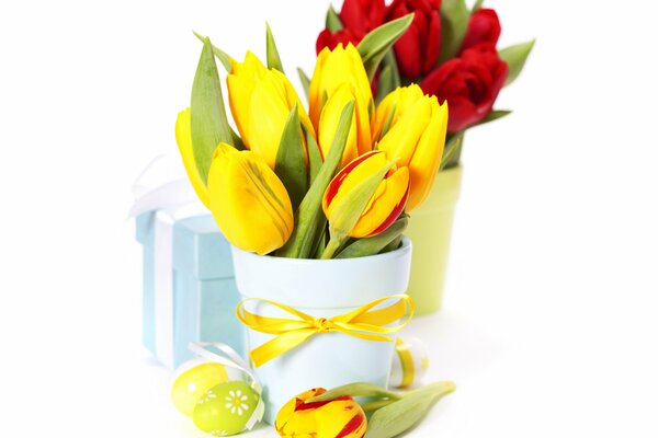 Ostersträuße von gelben und roten Tulpen