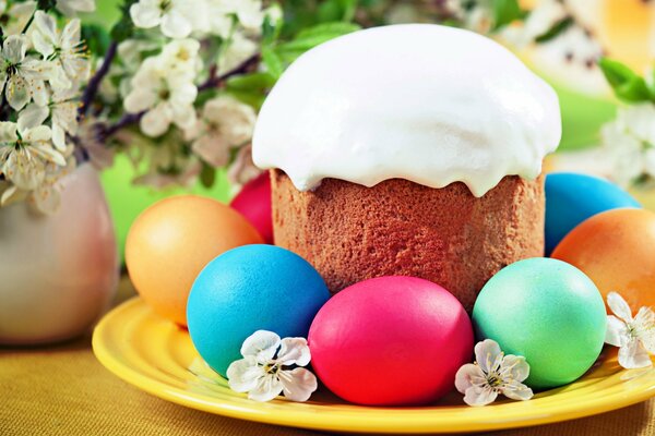 Torta di Pasqua glassata con uova dipinte
