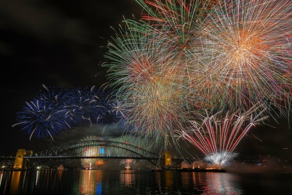 Fuochi d artificio luminosi su Sydney